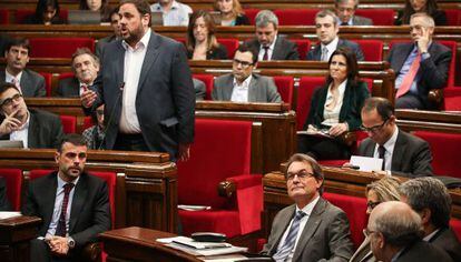 El presidente de ERC, Oriol Junqueras, se dirige a los diputados, ayer, en el Parlamento catal&aacute;n.