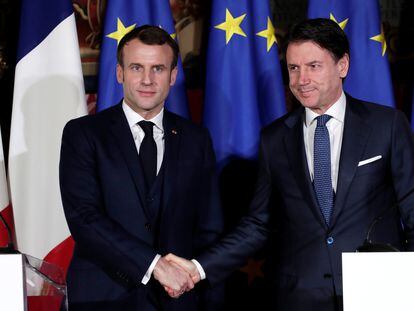 Emmanuel Macron (izquierda) y Giuseppe Conte, el pasado 27 de febrero en Nápoles (Italia).