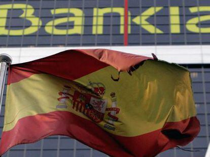 En la imagen, una bandera espa&ntilde;ola que ondea delante de la sede de Bankia en Madrid. EFE/Archivo