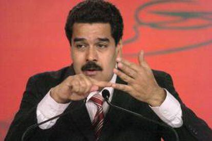En la imagen un registro del presidente de Venezuela, Nicolás Maduro, quien remarcó que "la solución a los problemas económicos" como la escasez de productos de consumo masivo, está en "producir, producir y producir" y no en medidas de racionamientos. EFE/Archivo