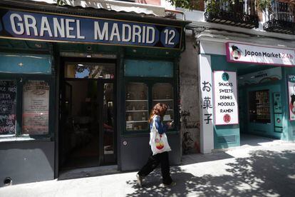 La tienda Madrid Granel junto a la máquina expendedora Japón Market 24h, en la calle Embajadores de Madrid.