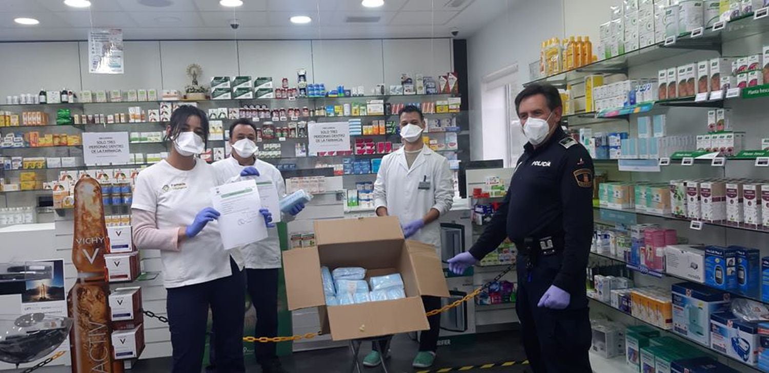 Reparto de mascarillas en una farmacia de Villanueva de la Cañada. AYUNTAMIENTO
