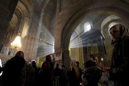 Fieles ortodoxos georgianos rezan durante la celebración de la epifanía, según el calendario juliano, en la catedral Svetitskhoveli en Mtskheta (Georgia).