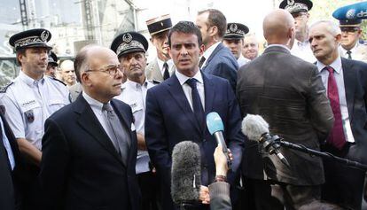 El primer ministro franc&eacute;s, Manuel Valls (centro), este domingo en Par&iacute;s, en la estaci&oacute;n de tren de Montparnasse.
