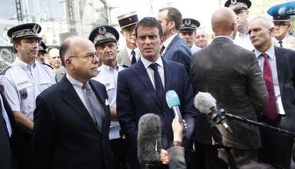 El primer ministro francés, Manuel Valls (centro), este domingo en París, en la estación de tren de Montparnasse.