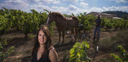 Merc&egrave; Cusc&oacute;, en el vi&ntilde;edo familiar que aran a caballo.