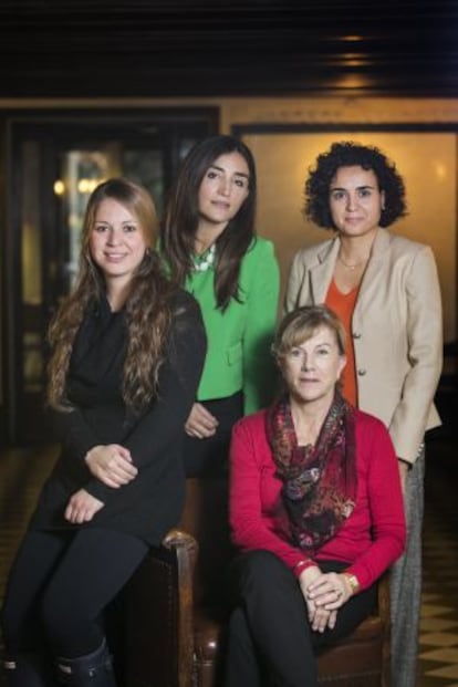 Janet Sanz (ICV), Rocío Martínez-Sampere (PSC), Joaquima Alemany, asseguda, (CiU) i Dolors Montserrat (PPC), a l’Ateneu Barcelonès.