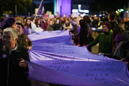Decenas de mujeres portan una tela con los nombre de las mujeres asesinadas, este sábado en Valencia.