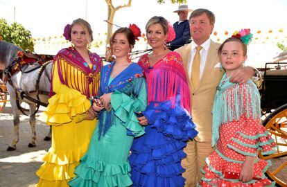 Los reyes Guillermo y Máxima de Holanda con sus tres hijas este jueves en la Feria de Sevilla.