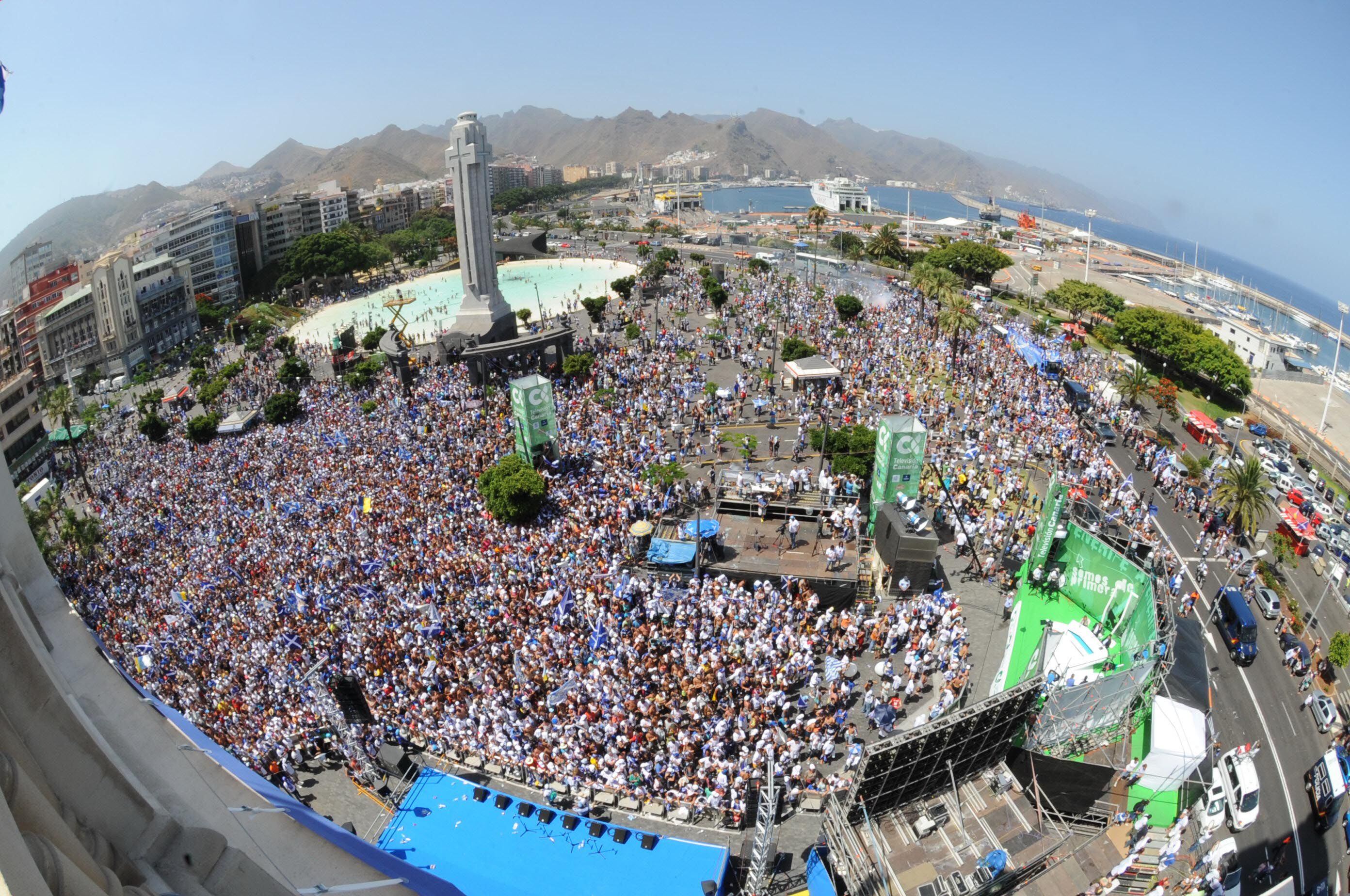 Los aficionados del CD Tenerife se congregaron masivamente para celebrar su último ascenso a la élite en 2009.