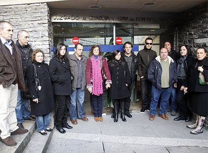 Marineros vascos del <i>Alakrana</i> y algunos familiares, a la entrada de los juzgados de Gernika para prestar declaración ante el juez.