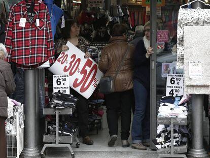 La confianza del consumidor cae a niveles de marzo de 2014