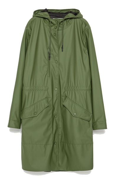 La clásica parka convertida en impermeable. Es de Zara (49,95 euros).