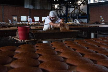 Un trabajador vierte panela líquida en el Valle del Cauca, en agosto de 2022.