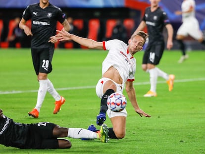 De Jong, autor del gol del Sevilla, pelea el balón con un rival.