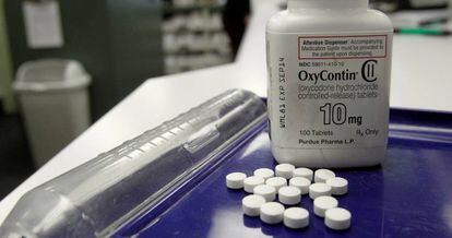 Un bote del opiáceo OxyContin en una farmacia de Estados Unidos