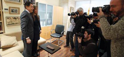 Ignacio Gonz&aacute;lez y Alicia S&aacute;nchez-Camacho, esta ma&ntilde;ana en la sede del PP de Catalu&ntilde;a. 