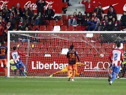 Noblejas marca el primer gol del Sporting.