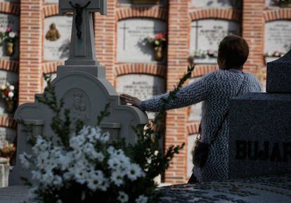 Una mujer visita un cementerio en Madrid en el D&iacute;a de los Difuntos este mi&eacute;rcoles. 