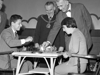Gaprindashvili, en una partida de ajedrez en 1964.