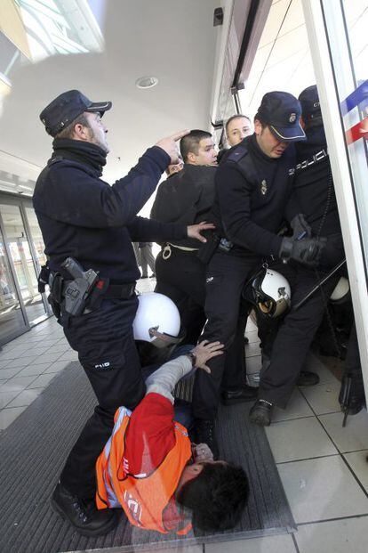 Incidentes en un centro comercial de Salamanca cuando los piquetes intentaron entrar en el mismo a pesar de la presencia policial.