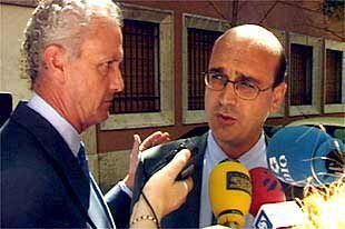 Morenés (izquierda) y Legarda, al término de la reunión antiterrorista de ayer.