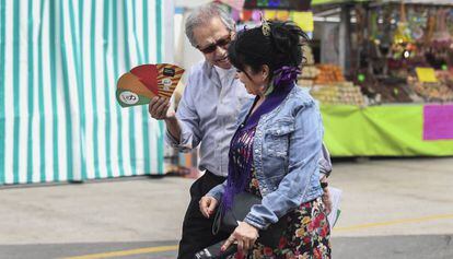 Un voluntario de la ANC en la Feria de Abril de Barcelona.