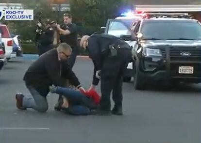 Momento de la detención del sospechoso de los tiroteos de Half Moon Bay (California), en una captura de pantalla de la televisión.