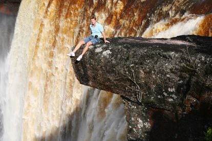En el salto Kaieteur el agua se despeña en caída libre 226 metros, directa hacia un abismo boscoso, hasta que toca suelo, y luego sigue cayendo unos 30 metros más por una serie de rocas escarpadas. Este salto localizado en el norte de Suramérica, en el corazón de Guyana, en el río Potaro, es cinco veces más alto que las cataratas del Niágara (y casi el doble que las Victoria).