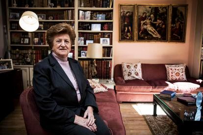 Ymelda Moreno, de 88 años, pionera en la crítica gastronómica y que ha recibido el premio de la Real Academia de Gastronomía por su carrera, en su casa de Madrid tras la entrevista.