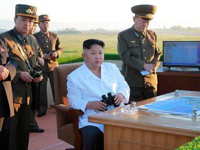 Kim Jong-un sigue lanzando misiles al mar para demostrarle al mundo que puede alcanzar nuclearmente a Am&eacute;rica. 