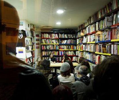 Un acto cultural en la librería sevillana La Fuga.