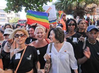 Mariela Castro (con camisa blanca), en una marcha contra la homofobia en La Habana el pasado mayo.