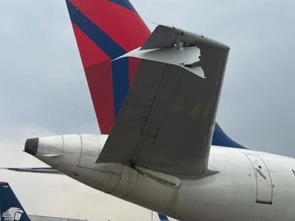 El avión de Delta Airlines con daño en el estabilizador trasero luego del choque de este lunes.
