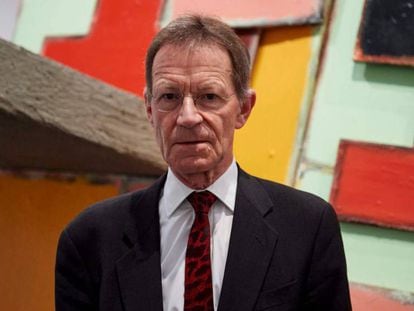 Nicholas Serota posa frente a la obra 'Untitled: upturnedhouse 2' del artista Phyllida Barlow en el Tate Modern de Londres.