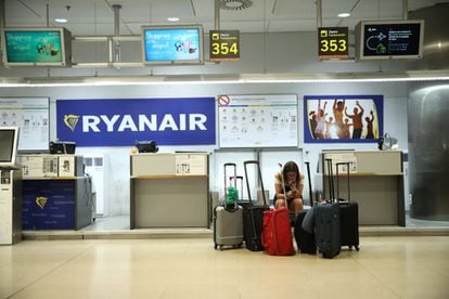 Una joven portuguesa, afectada por la huelga de los tripulantes de Rynair, espera en la T1 del aeropuerto de Barajas.