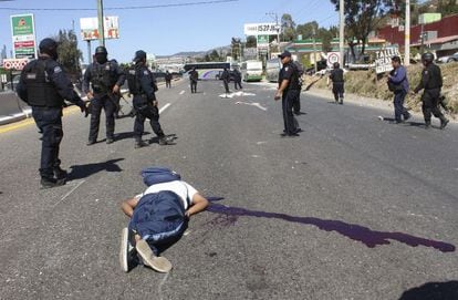 Uno de los dos muertos en el enfrentamiento entre estudiantes y policías en Chilpancingo, Guerrero (México).