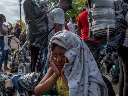 Migrantes haitianos se encuentran en uno de los muelles de Necoclí, Colombia.