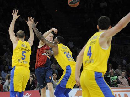 Pase de Marcelinho Huertas ante la defensa del Maccabi.