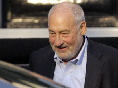 Stiglitz a la salida de su reuni&oacute;n con el ministro de Finanzas griego, Euclid Tsakalotos, el pasado viernes.