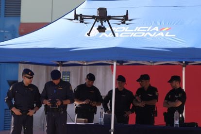 Agentes de seguridad testean un dron en las instalaciones del Centro de Coordinación (CECOR) en el recinto ferial IFEMA, desde donde se coordinará el operativo de seguridad.