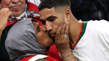 Hakimi con su madre después de un partido.
