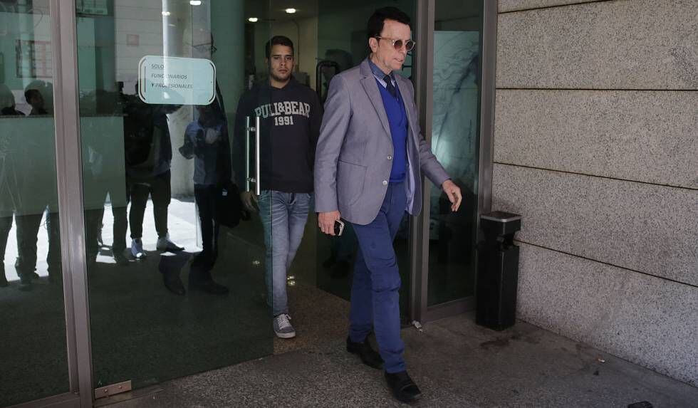 El extorero José Ortega Cano, seguido de su hijo, en los juzgados de Alcobendas el pasado mes de abril.