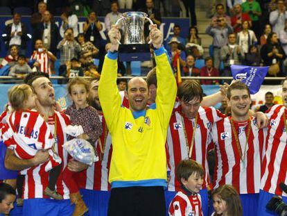 Jos&eacute; Javier Hombrados levanta el trofeo de la Copa del Rey de balonmano tras vencer al Barcelona Intersport en Torrevieja.