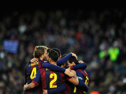 El Barcelona celebra con una pi&ntilde;a uno de los cinco goles marcados al Levante en el Camp Nou.
