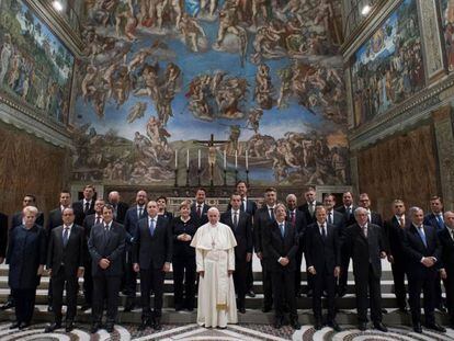 Foto de familia del Papa con los líderes de la UE, en la Capilla Sixtina, en Roma.