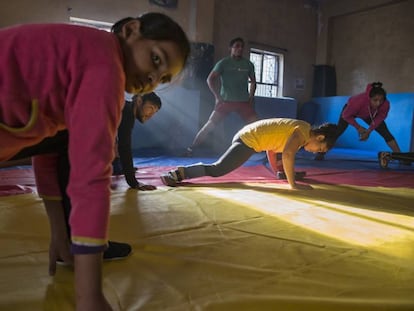 Un grupo de jóvenes indias entrena junto a hombres para el 'kushti'.