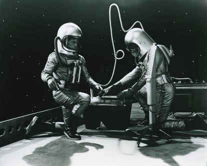 El futuro envuelto en trajes espaciales color aluminio.