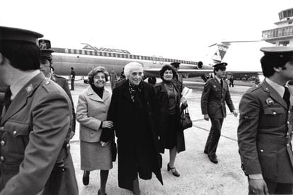 Dolores Ibarruri regresando del exilio soviético en mayo de 1977 en Bilbao, España. 