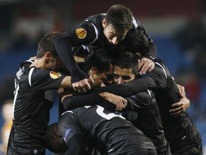 Los jugadores del Levante celebran un gol.